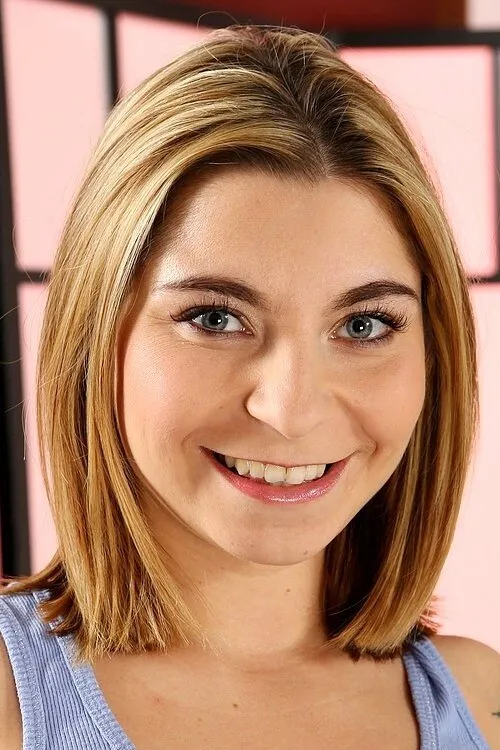 Kattie Hill interpretando a 