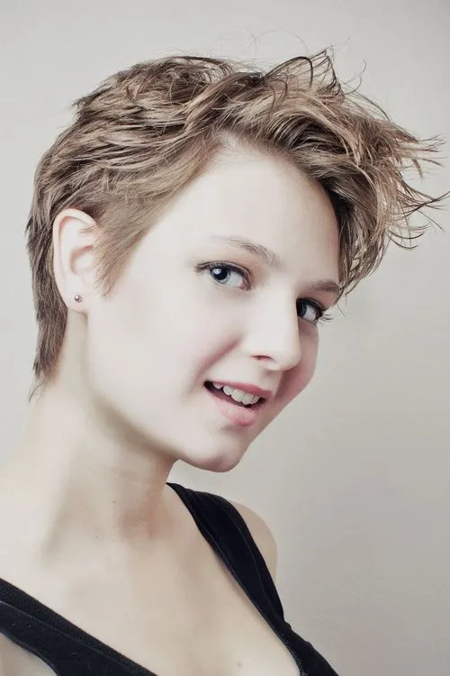 Katy Grabstas interpretando a Ingrid Gabor