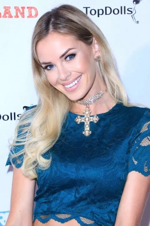 Katy Marie Johnson interpretando a Sophie