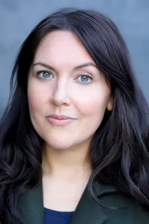 Katy Wix interpretando a Sarah