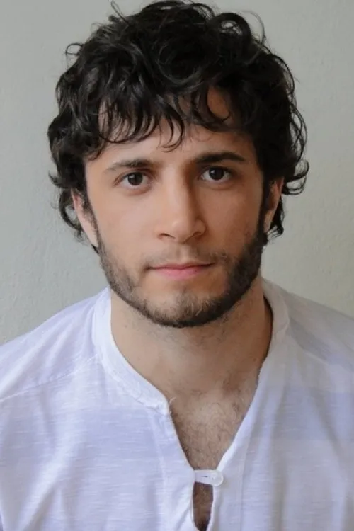 Kauê Telloli interpretando a 