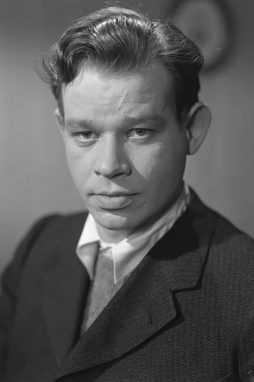 Kauko Käyhkö interpretando a Hans Lindström 'Monsieur Durando'