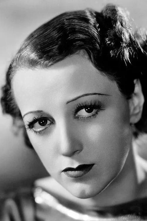 Kay Strozzi interpretando a Peggy Smith