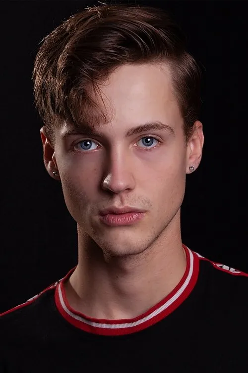 Kayden Boisclair interpretando a Police Officer #1