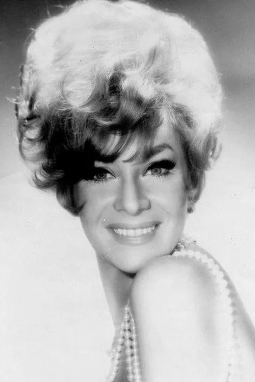 Kaye Stevens interpretando a Officer Fulton