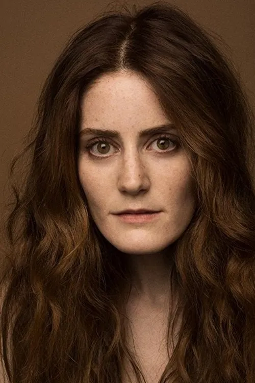 Kayla Foster interpretando a Mazie