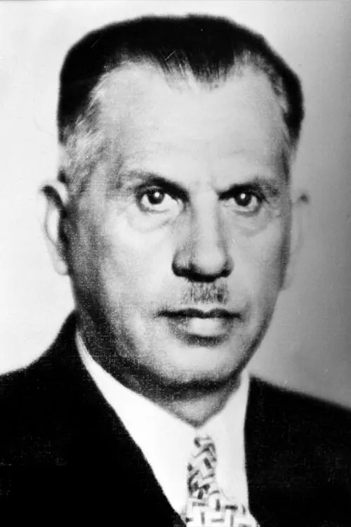 Kazım Özalp interpretando a himself