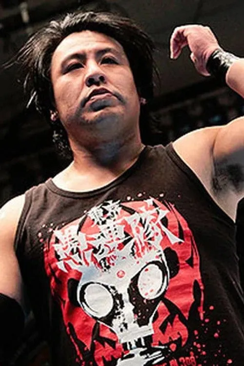 Kazuhiko Masada interpretando a MAZADA