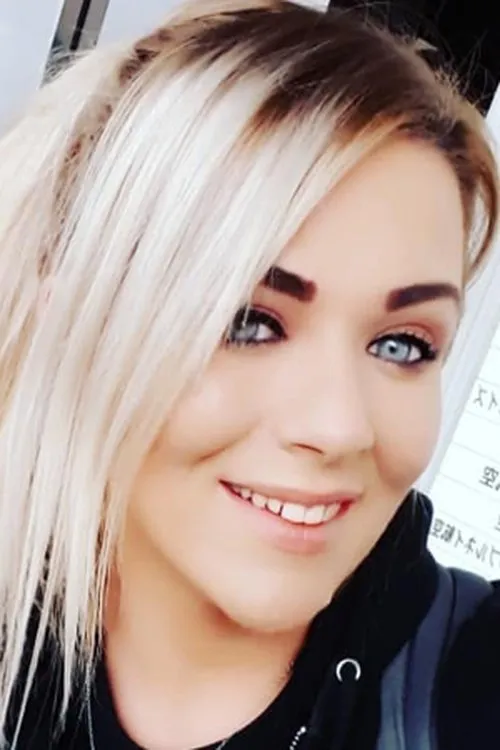 Kazza Glennon interpretando a Martina