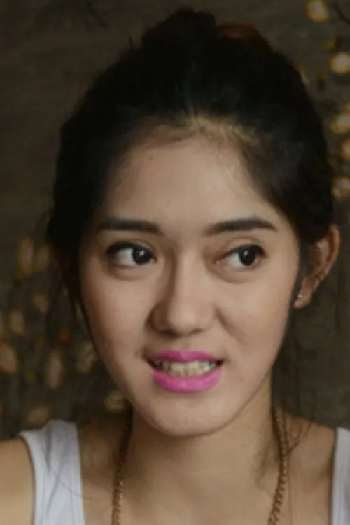 Keira Shabira interpretando a Husna