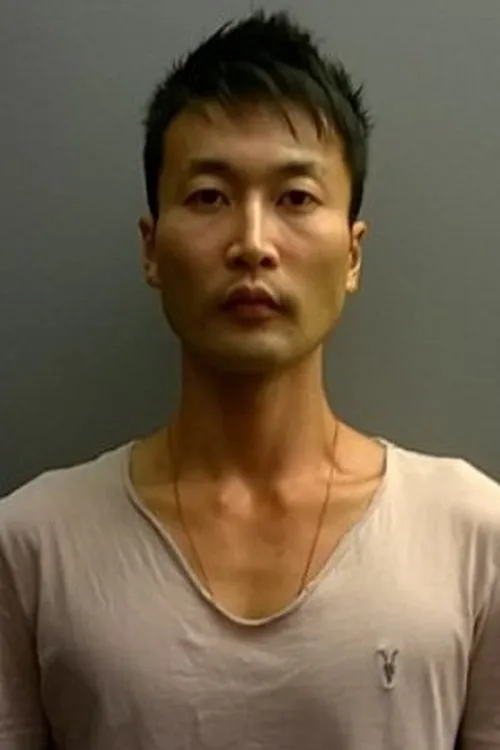 Keisuke Akizawa interpretando a Party Person