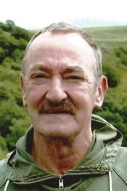 Keith Clifford interpretando a Sidney