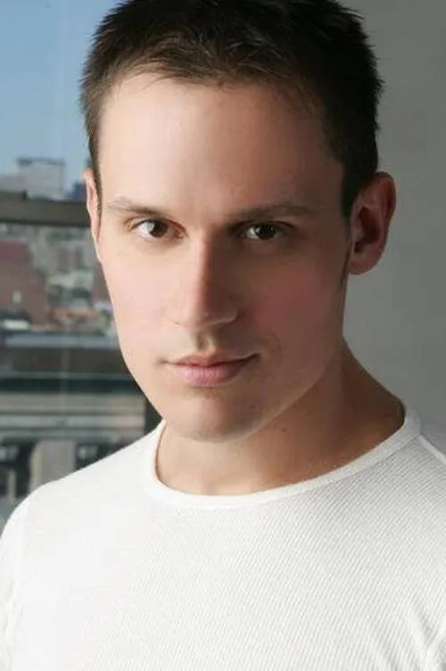 Keith Collins interpretando a