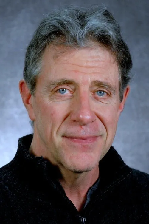 Keith Langsdale interpretando a Gerry Brewer