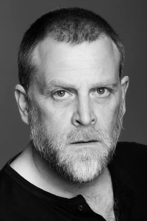 Keith Newby interpretando a Young Tony Booth