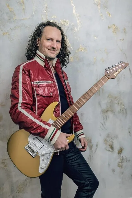 Jamie Winchester ha trabajado con Kékkői Zalán en 1 ocasiones