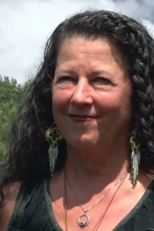 Kelli Johnson interpretando a Herbalist