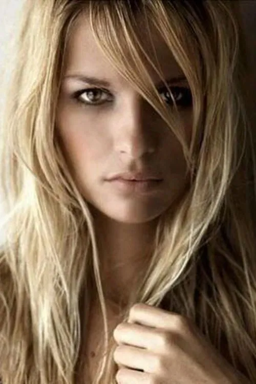 Kelly Aldridge interpretando a Ashley Hall