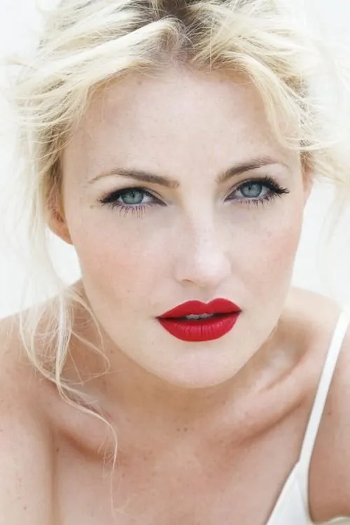 Kelly Atkinson interpretando a Brigid Archer