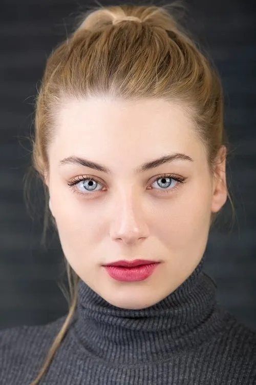 Kelly Banlaki interpretando a Suzanne at 6