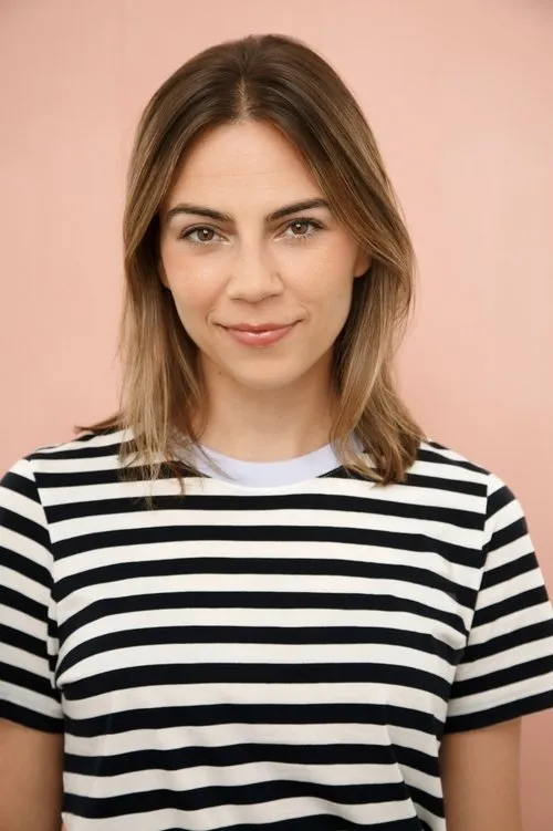 Kelly Cooper interpretando a Holly