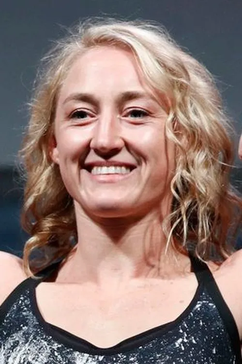 Kelly Faszholz interpretando a Herself