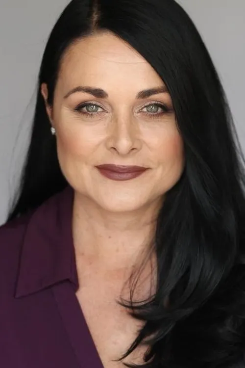 Kelly Galindo interpretando a Melanie