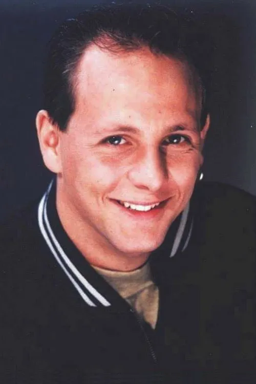 Kelly George interpretando a Eddie