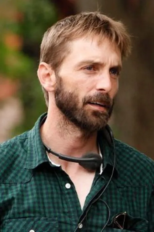 Kelly Harms interpretando a Burton Hilburn (Age 19-27)