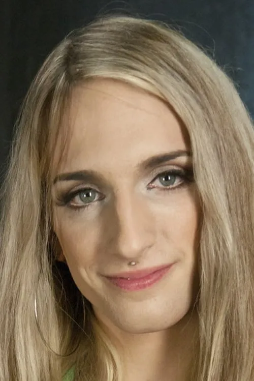 Kelly Klaymour interpretando a 