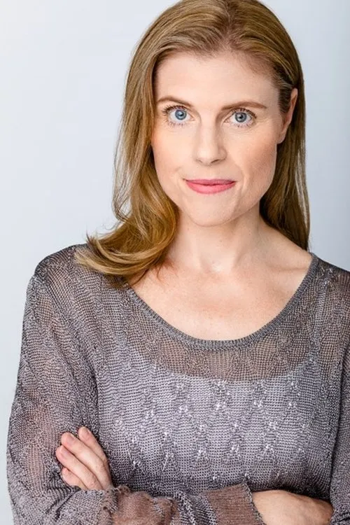 Kelly Lind interpretando a Mother