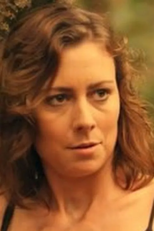 Kelly O'Leary interpretando a Gemma Hargrove