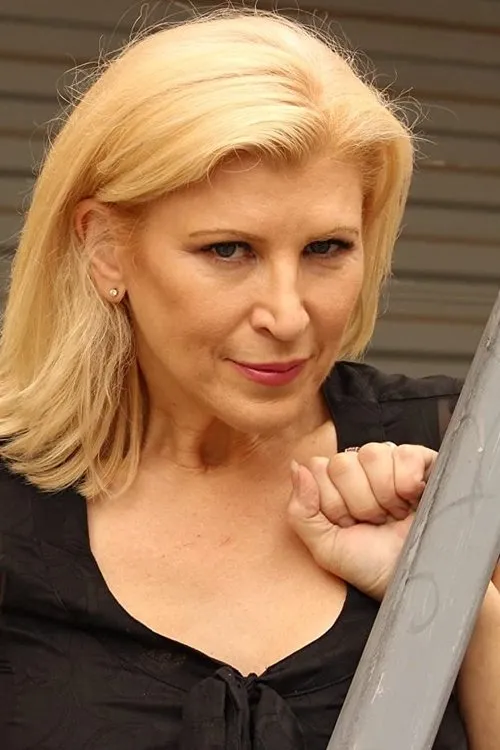 Kelsa Kinsly interpretando a Reporter