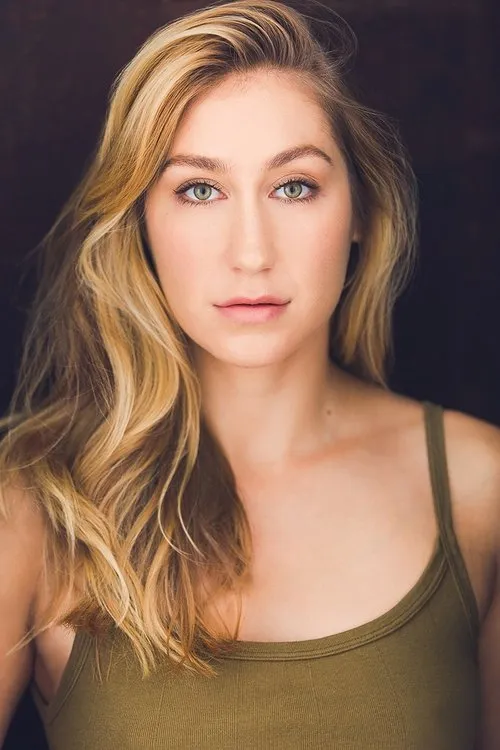 Kelsey Ann Wacker interpretando a Myna