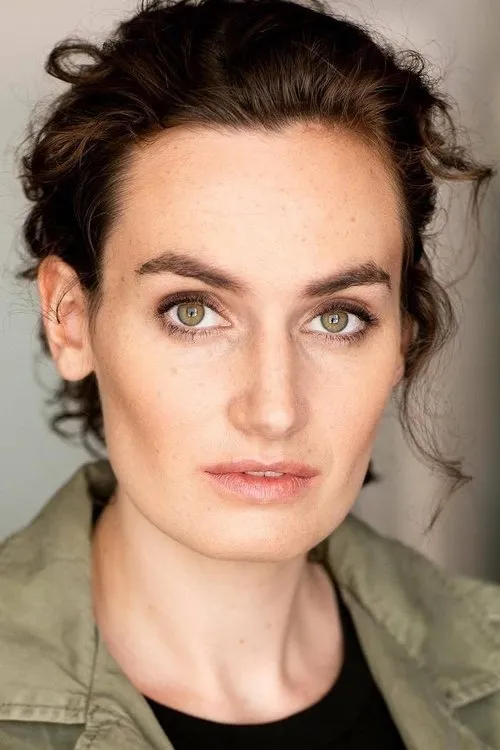 Kelsey Peterjohn interpretando a Ali (voice)