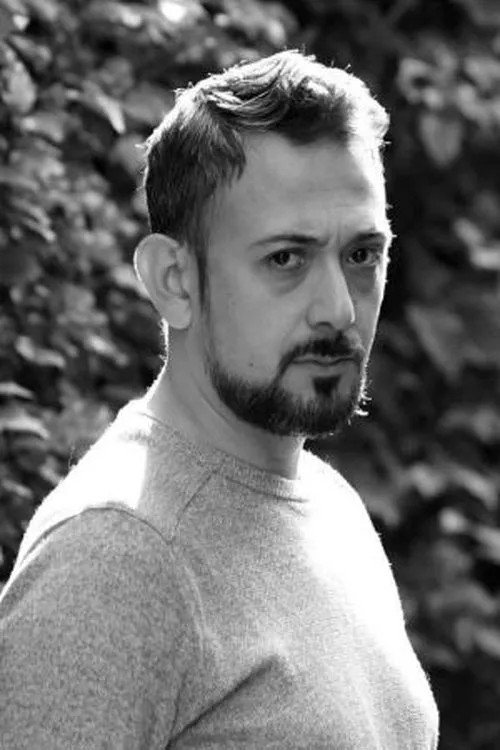 Kemal Yildirim interpretando a Scratchi the Hitman