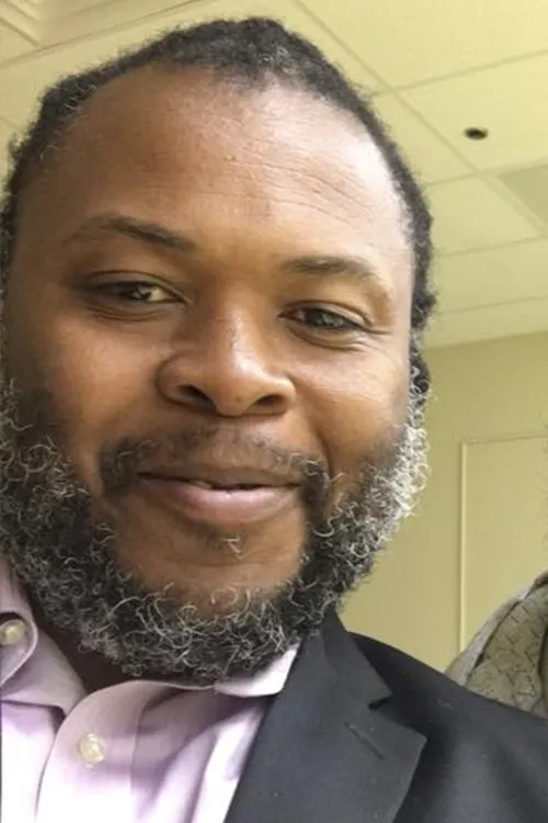 Ken Andrews interpretando a Lamar