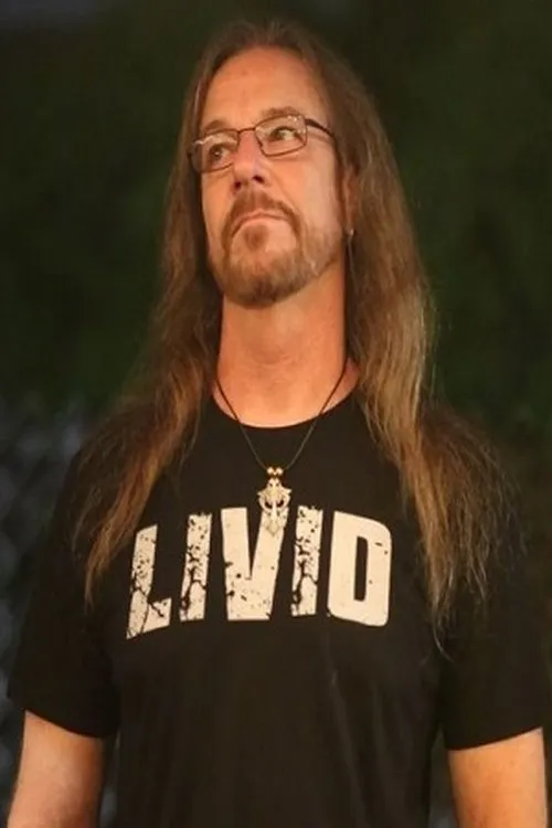 Ken Brewer interpretando a Adam