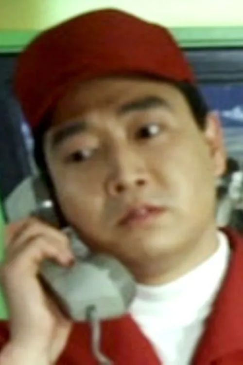 Ken'ichirō Maruyama interpretando a Club Member #1