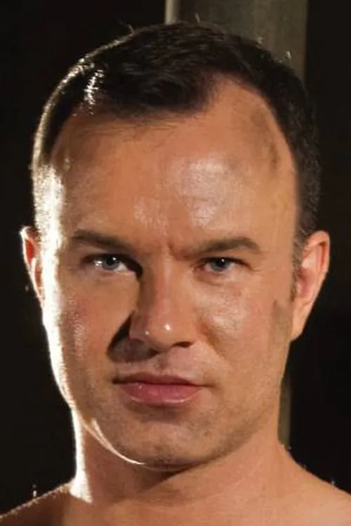 Ken Mack interpretando a Angus