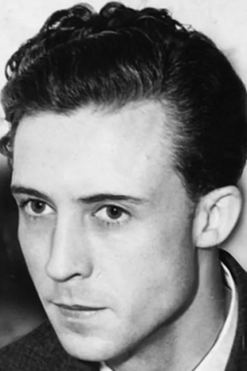 Ken Niles interpretando a Ken, Radio Announcer