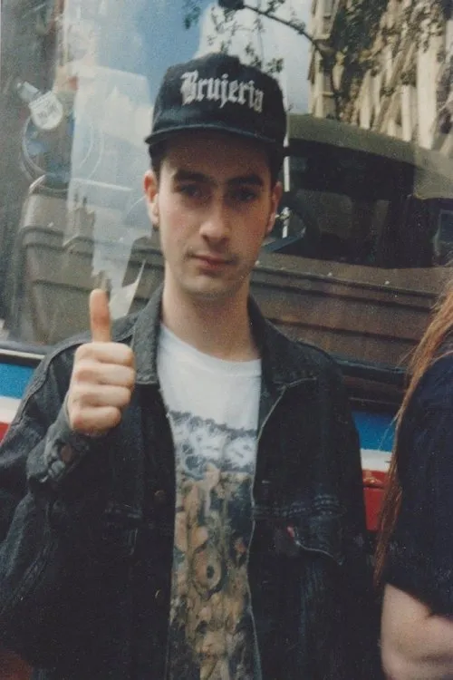 Ken Owen interpretando a Himself - Drums