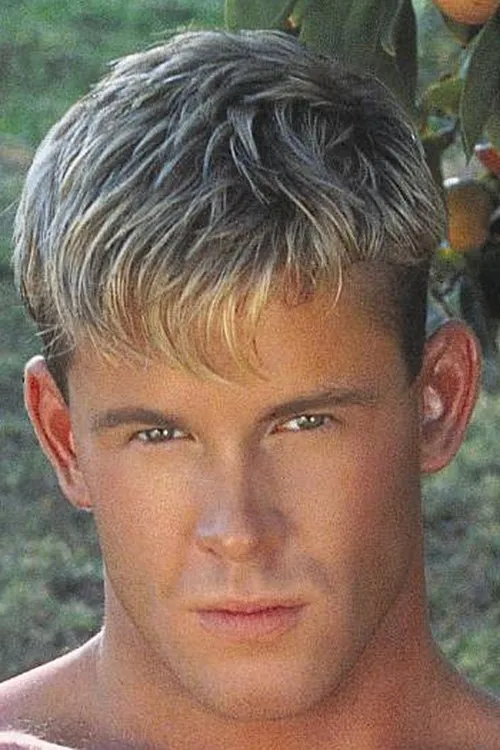 Ken Ryker interpretando a