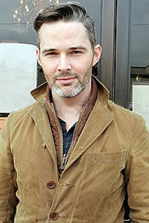 Ken White interpretando a Russ Colfax