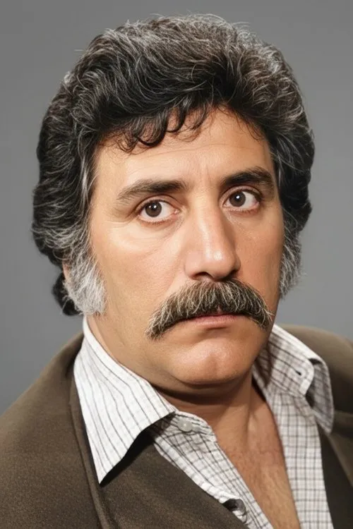 Kenan Karagöz interpretando a Grocer