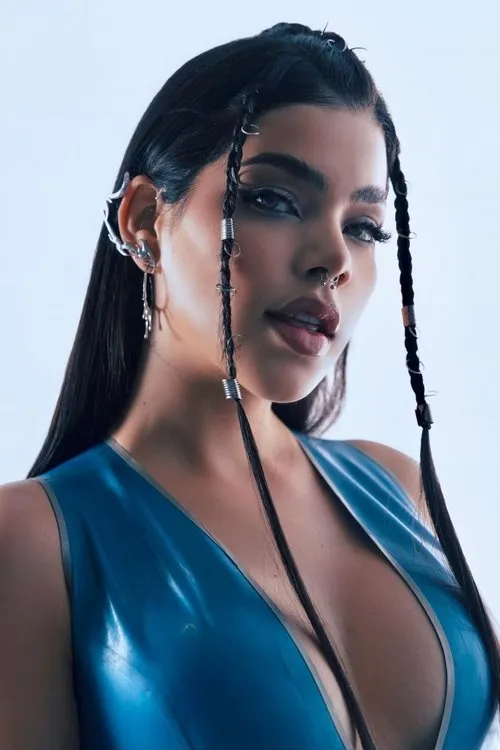 Kenia Os interpretando a Pamela Anderson