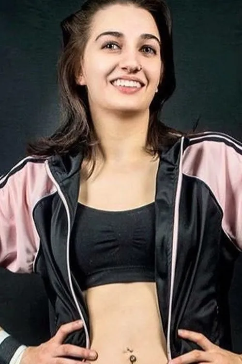 Kennedi Copeland interpretando a