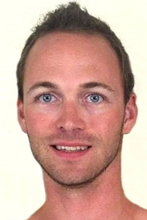 Kenneth Blake interpretando a 