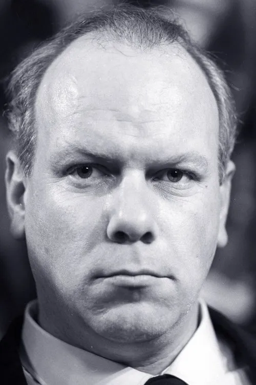 Kenneth J. Warren interpretando a Police Commissioner (as Kenneth Warren)