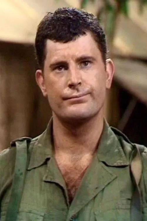 Kenneth MacDonald interpretando a Benny